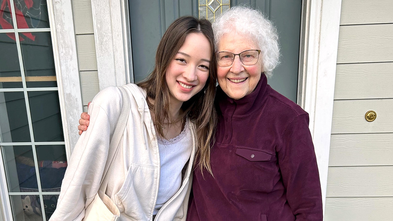 Mira hacia arriba: Kira Wang con su abuela